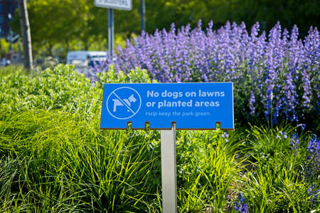 New York, NY, USA - May 15, 2021: A sign indicating "No dogs on lawns or planted areas along the Hudson Greenwayのeditorial素材