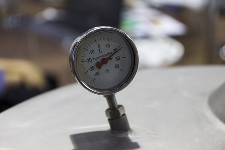 temperature dial gage ; selective focus