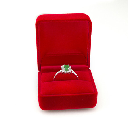 luxury emerald ring decorates by diamondsの写真素材
