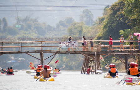 Vangviang, Laos - Feb 18 :Unidentified tourists are rowing kayak boats in Song River on Feb 18, 2017 in Vangviang, Laosのeditorial素材