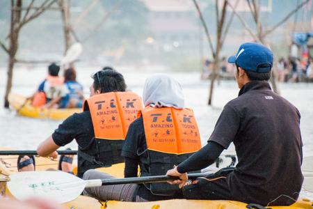 Vangviang, Laos - Feb 18 :Unidentified tourists are rowing kayak boats in Song River on Feb 18, 2017 in Vangviang, Laosのeditorial素材