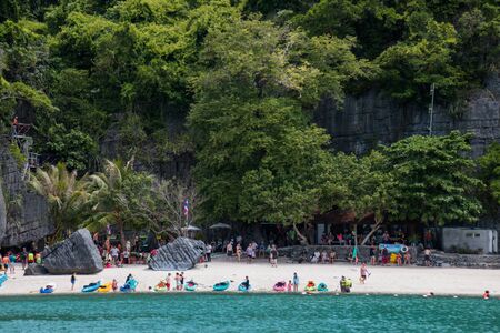 Surat Thani, Thailand - Jun 24 2017 : Tourists enjoying a beautiful beach in Angthong National Park at Koh Samui, Thailand.のeditorial素材