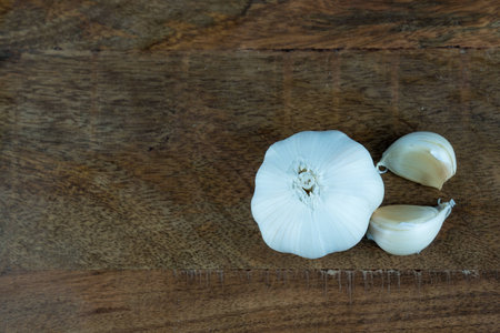garlic on a wooden texture table, top viewの写真素材