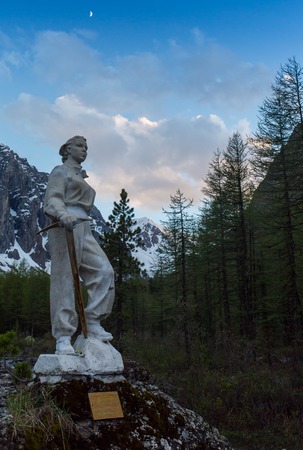 MOUNT COOK NEW ZEALAND - CIRCA February 2005. Commemorative statue of Edmund Hillary of New Zealand, who in May 1953, along with Tenzing Norgay became the first climbers to summit Mount Everestのeditorial素材