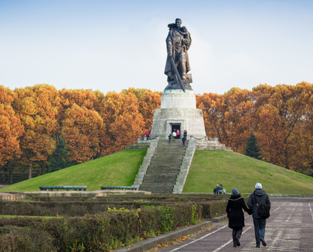 BERLIN, GERMANY - OCTOBER 02, 2016: Monument to Soviet soldier holding at the hands German child at Soviet War Memorial in Treptower Park.のeditorial素材