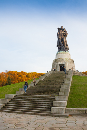 BERLIN, GERMANY - OCTOBER 02, 2016: Monument to Soviet soldier holding at the hands German child at Soviet War Memorial in Treptower Park.のeditorial素材