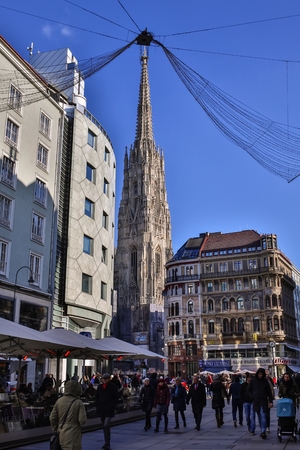 PRAGUE, CZECH REPUBLIC - SEPTEMBER 28, 2015: Tourists near St. Vitus Cathedral in Prague Castle, Prague, Czech Republicのeditorial素材