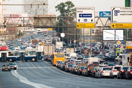 MOSCOW - SEPTEMBER 23, 2015: Traffic jam on Volgogradsky avenue. This street is one of the most crowded in the cityのeditorial素材