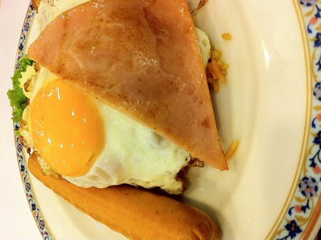 American fried rice is a Thai fried rice with ham, hot dogs, fried chicken, and resin.の素材