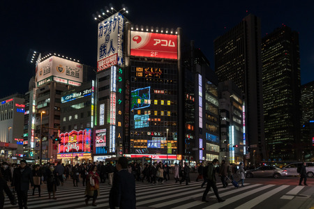 TOKYO, JAPAN - FEB 7, 2018 : Zebra crossing with crowd in the night at Shinjuku, Tokyo, Japanのeditorial素材
