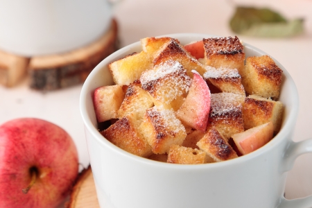 White bread pudding with apples and cinnamon in cupsの写真素材