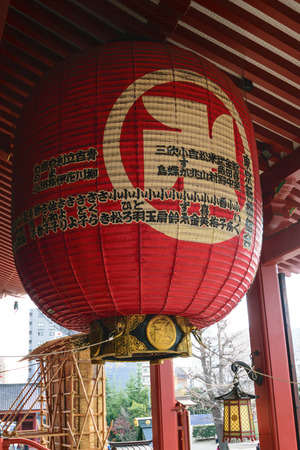 Ancient giant Japanese lantern in a beautiful Asakusa Temple in a claer day in Japan.のeditorial素材