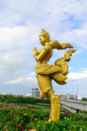 Kinnaree golden statue along the freeway.の写真素材