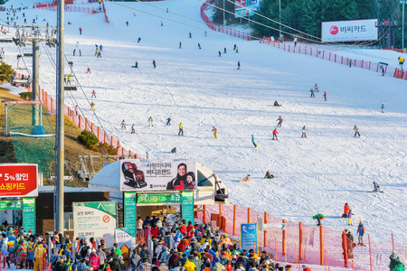 Soul,Korea-Jan 4,2016: Skier both Koreans and foreigners to come skiing at Vivaldi Park Ski Resort on vacation in the winter every year.のeditorial素材