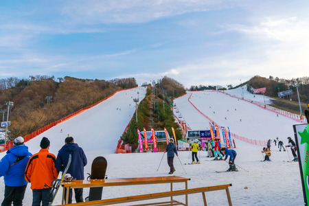 Soul,Korea-Jan 4,2016: Skier both Koreans and foreigners to come skiing at Vivaldi Park Ski Resort on vacation in the winter every year.のeditorial素材