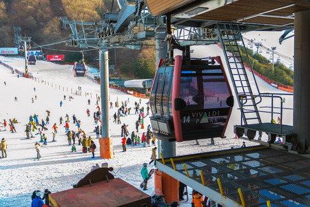 Soul,Korea-Jan 4,2016: Skier both Koreans and foreigners to come skiing at Vivaldi Park Ski Resort is the Ski area, the hotel and the famous resort of Korea on vacation in the winter every year.のeditorial素材