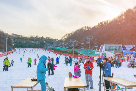 Soul,Korea-Jan 4,2016: Skier both Koreans and foreigners to come skiing at Vivaldi Park Ski Resort is the Ski area, the hotel and the famous resort of Korea on vacation in the winter every year.のeditorial素材