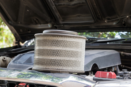 Remove the air filter for diesel cars to clean.の写真素材