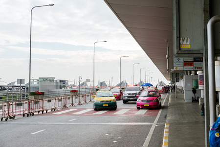 Bangkok,Thailand-Dec 31,2016: Traffic on the departure point at Suvarnabhumi International Airport on the last day of the year is bustling. There are a lot of taxi passengers arriving at the airport.のeditorial素材