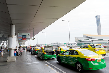 Bangkok,Thailand-Dec 31,2016: Traffic on the departure point at Suvarnabhumi International Airport on the last day of the year is bustling. There are a lot of taxi passengers arriving at the airport.のeditorial素材