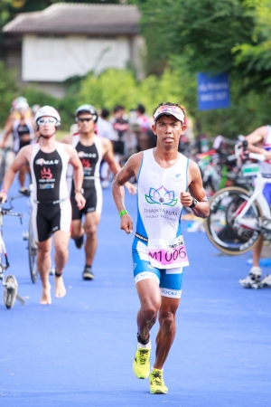 HuaHin, Thailand-August 19, 2012 : Unidentified triathlon competitor in Queen's cup HuaHin International Triathlon 2012-near Kao Tao lake on Agust 19,2012のeditorial素材