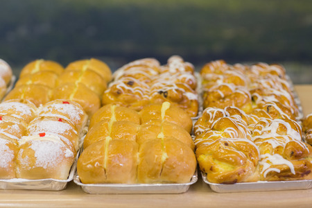 Presentation of bread on a dish in a cafeteria