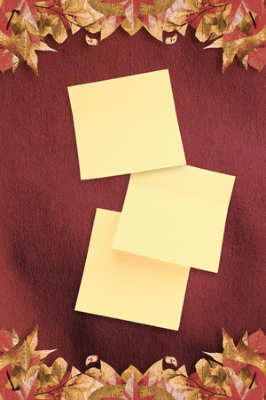 Sticky note against autumn leaves patternの写真素材