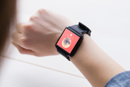 Iris recognition against woman using smart watch