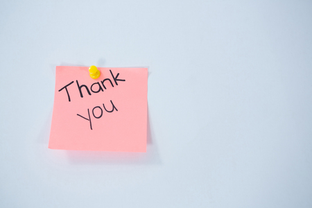 Close-up of text thank you written on an pink adhesive noteの写真素材