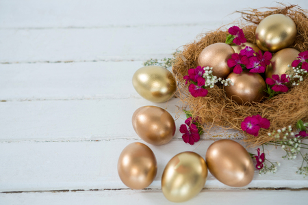 Close-up of golden Easter eggs in the nestの写真素材
