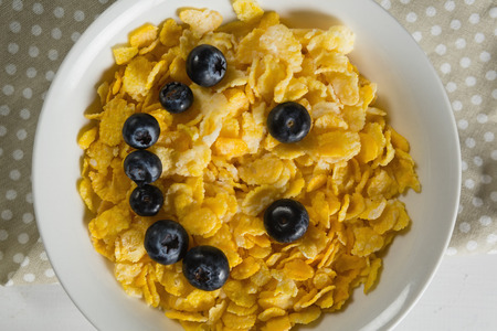 Close-up of wheaties cereal and blueberry in bowlの写真素材