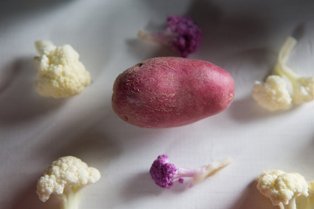 Close-up of sweet potato with cauliflowers on tableの写真素材