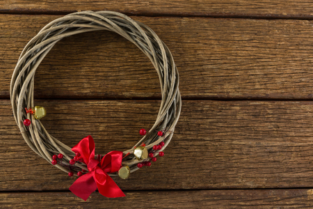Overhead view of wreath with ribbon on wooden tableの写真素材