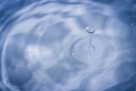 Macro of drop of water fallingの写真素材