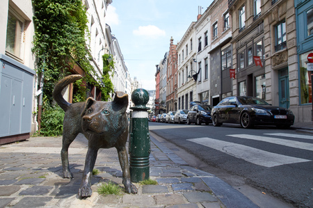 Brussels, Belgium - July 31.2015: The bronze sculpture "Zinneke Pis" peeing bastard by Tom Frantzen. The statue has-been destroyed by a car on Aug 032,015.のeditorial素材