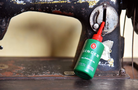 BALI,INDONESIA-JULY 22,2021: Sewing machine oil of Singer near the old Sewing Machine of Butterflyのeditorial素材