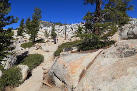 OLMSTED POINT, YOSEMITE NATIONAL PARK - SEP 23: Visitors gather at Overlook Trail on Sep 23, 2015 at Olmsted Point, Yosemite National Park.  Olmsted Point is a viewing area off of Tioga Road which offers views into Tenaya Canyon.のeditorial素材