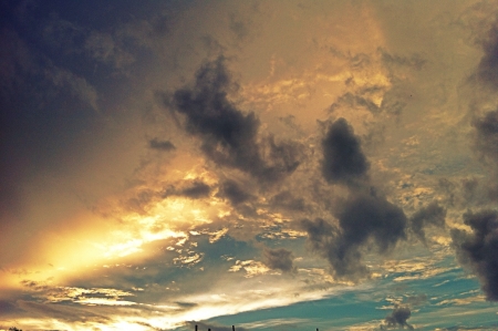 Gloomy late afternoon clouds.の素材