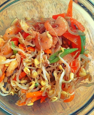 Stir-fried mung bean sprouts in olive oil with shrimps no-pork diet for vegetarians.の素材