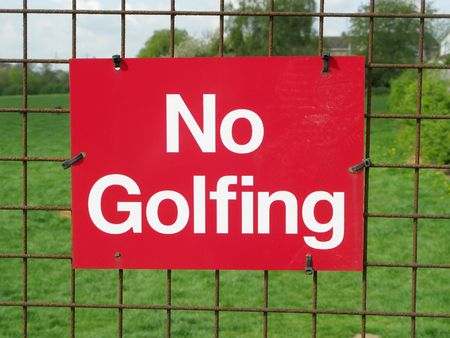 No golfing sign on a park fence.の写真素材