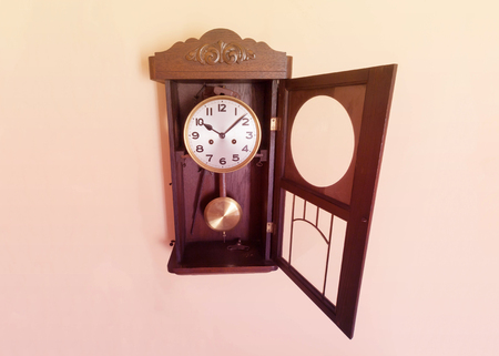 振り子時計 の写真素材 イメージマート