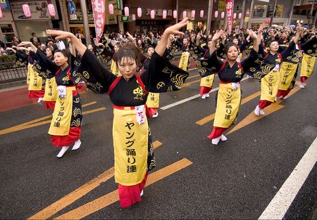 Kagoshima City, Japan, November 3, 2005. Women in blue and yellow yukata kimono dancing in symmetry during the Taniyama Furusato Matsuri dance festival.のeditorial素材