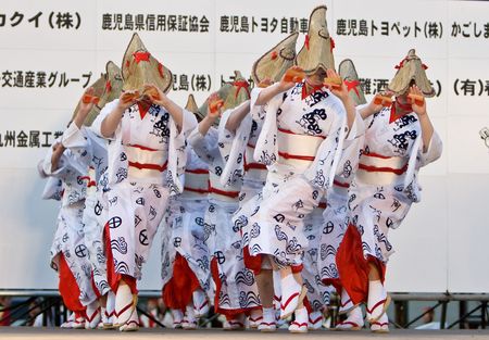 Kagoshima City, Japan, April 26, 2008. Dancers in white yukata kimono performing in the Daihanya Festival held in Kagoshima City, Japan.のeditorial素材