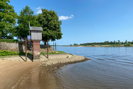 Level house on the Elbe in Hamburg