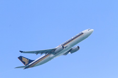 Singapore Airlines Boeing passenger plane sharing the air showのeditorial素材