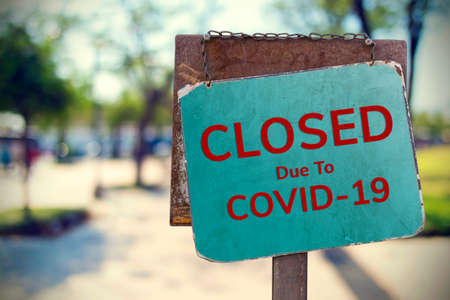 closed sign outside a restaurant, store, office or other outdoorの写真素材