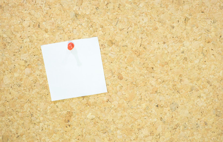 notepad with red pushpin on corkboard.の写真素材