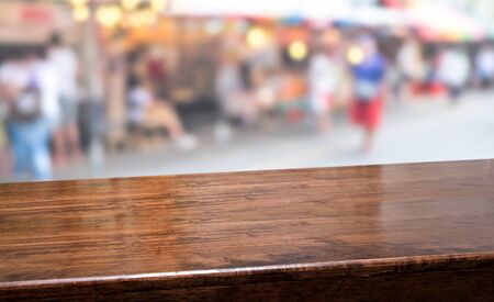 market background.Empty diagonal wood table with blur people shopping in street market boekh background,banner mockup template for display of productの写真素材