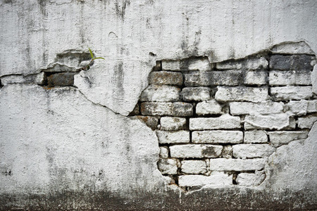old white brick wall with crackの写真素材