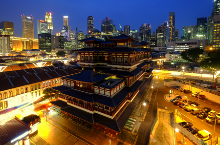 Buddha Toothe Relic Temple in Chinatown in Singapore, with Singapore`s business district in the background.のeditorial素材
